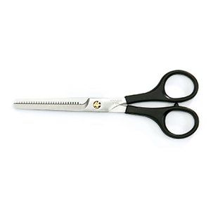 Un par de tijeras con mangos negros sobre un fondo blanco.