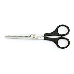 Un par de tijeras con mangos negros sobre un fondo blanco.