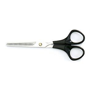 Un par de tijeras con mangos negros sobre un fondo blanco.