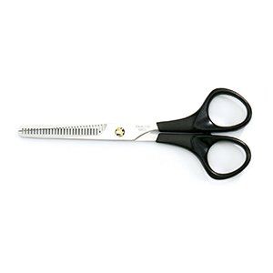 Un par de tijeras con mangos negros sobre un fondo blanco.