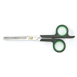 Un par de tijeras con mangos verdes sobre un fondo blanco.