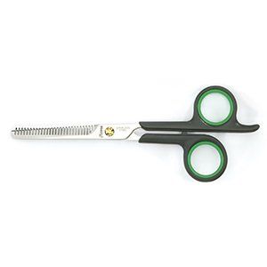 Un par de tijeras con mangos verdes sobre un fondo blanco.