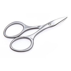 Un par de tijeras de acero inoxidable sobre un fondo blanco.