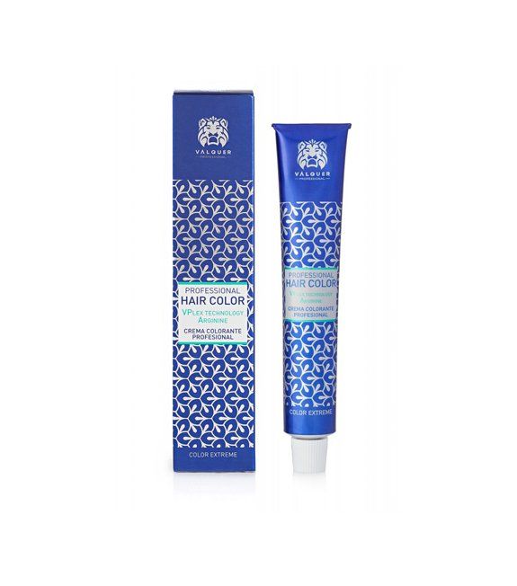 Un tubo de colorante para el cabello al lado de una caja sobre un fondo blanco.