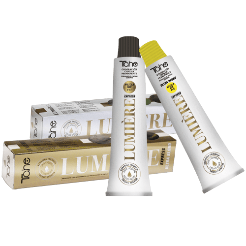 Tres tubos de tinte para el cabello están apilados uno encima del otro.