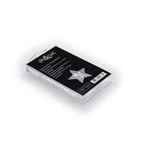 Una caja de uñas postizas con una estrella.