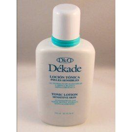 Una botella de loción tónica DKD Dekade para piel sensible.