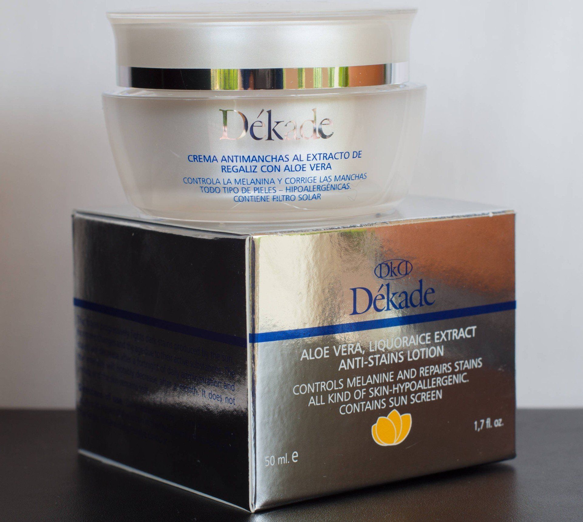 Una loción dekade está encima de una caja