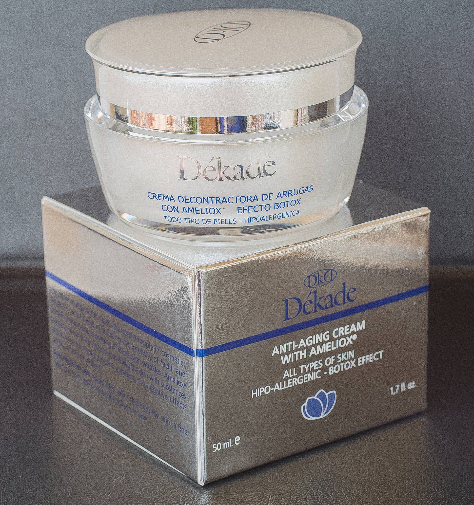 Un frasco de crema antienvejecimiento Dekade reposa sobre una caja plateada.