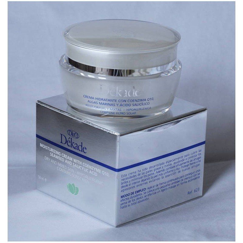 Un frasco de crema hidratante Delade reposa sobre una caja.