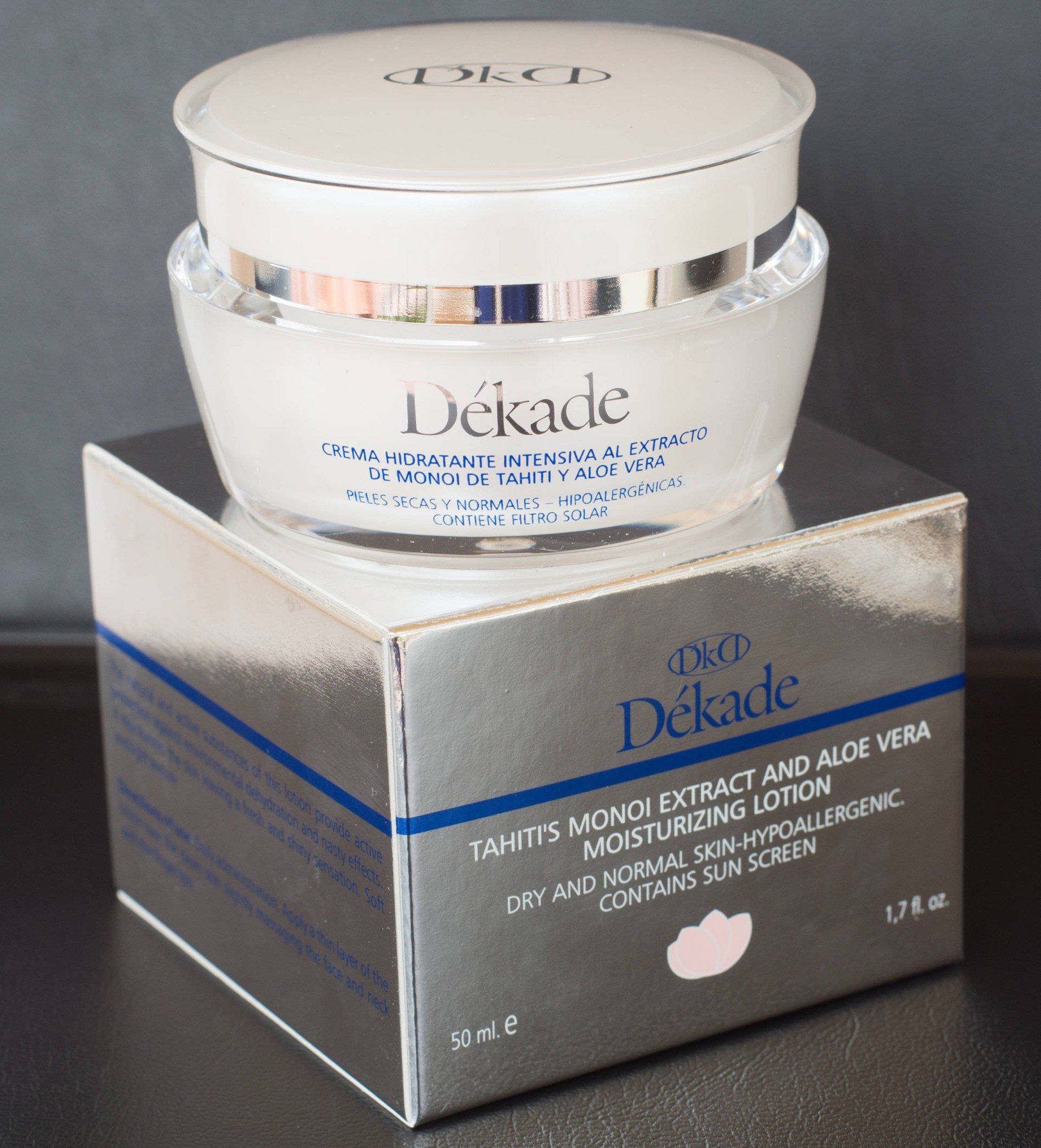 Una loción humectante dekade viene en una caja plateada.