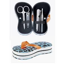 Un par de chanclas con un set de cuidado de uñas dentro de ellas.