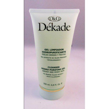 Un tubo de limpiador Dekade está sobre una mesa.