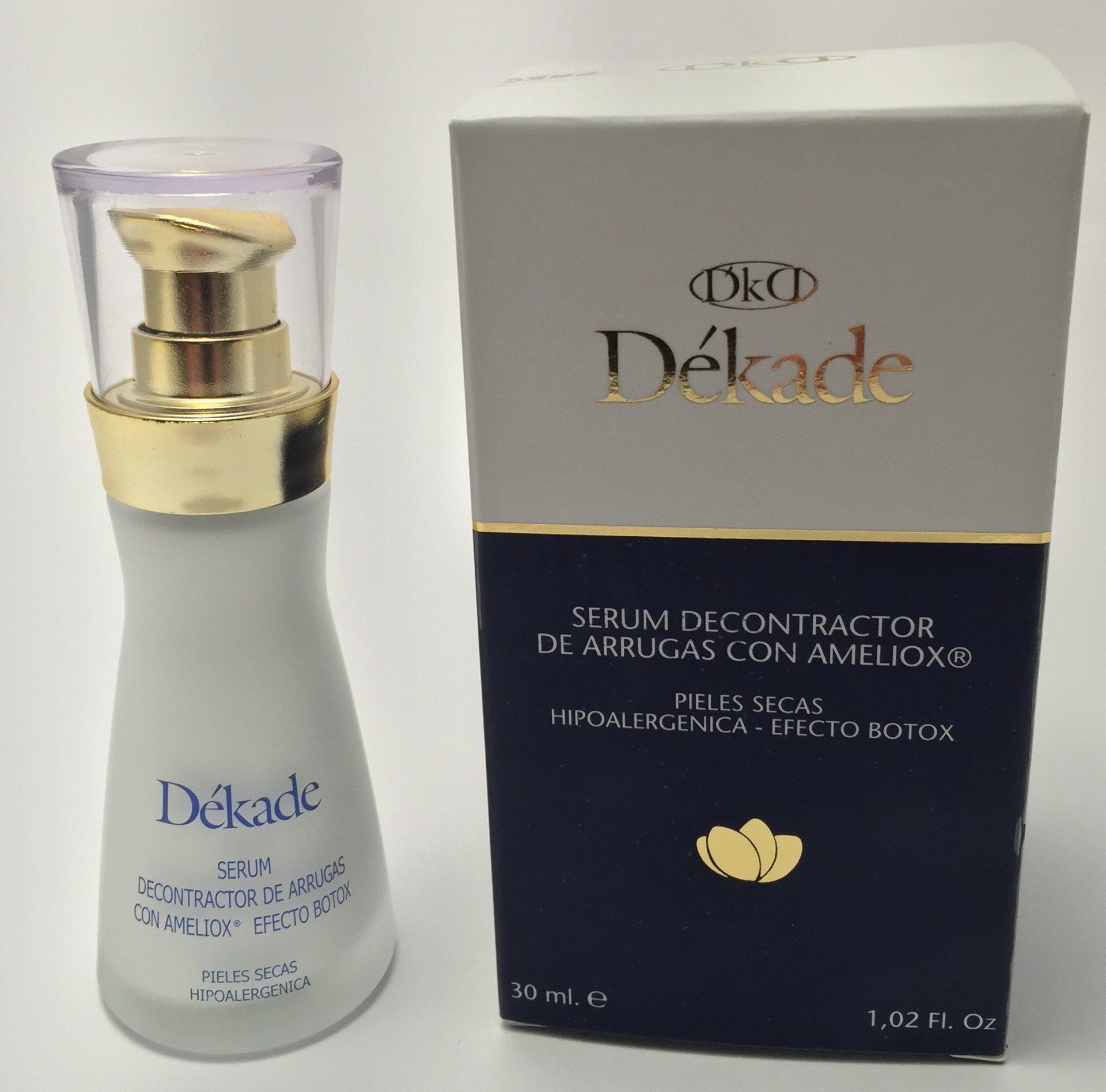 Una botella de suero Dekade junto a su caja.