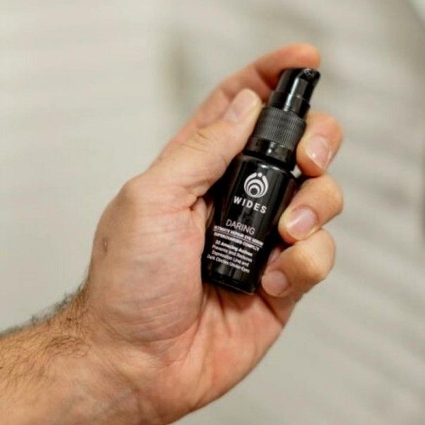 Una persona sostiene una botella de vodka en su mano.