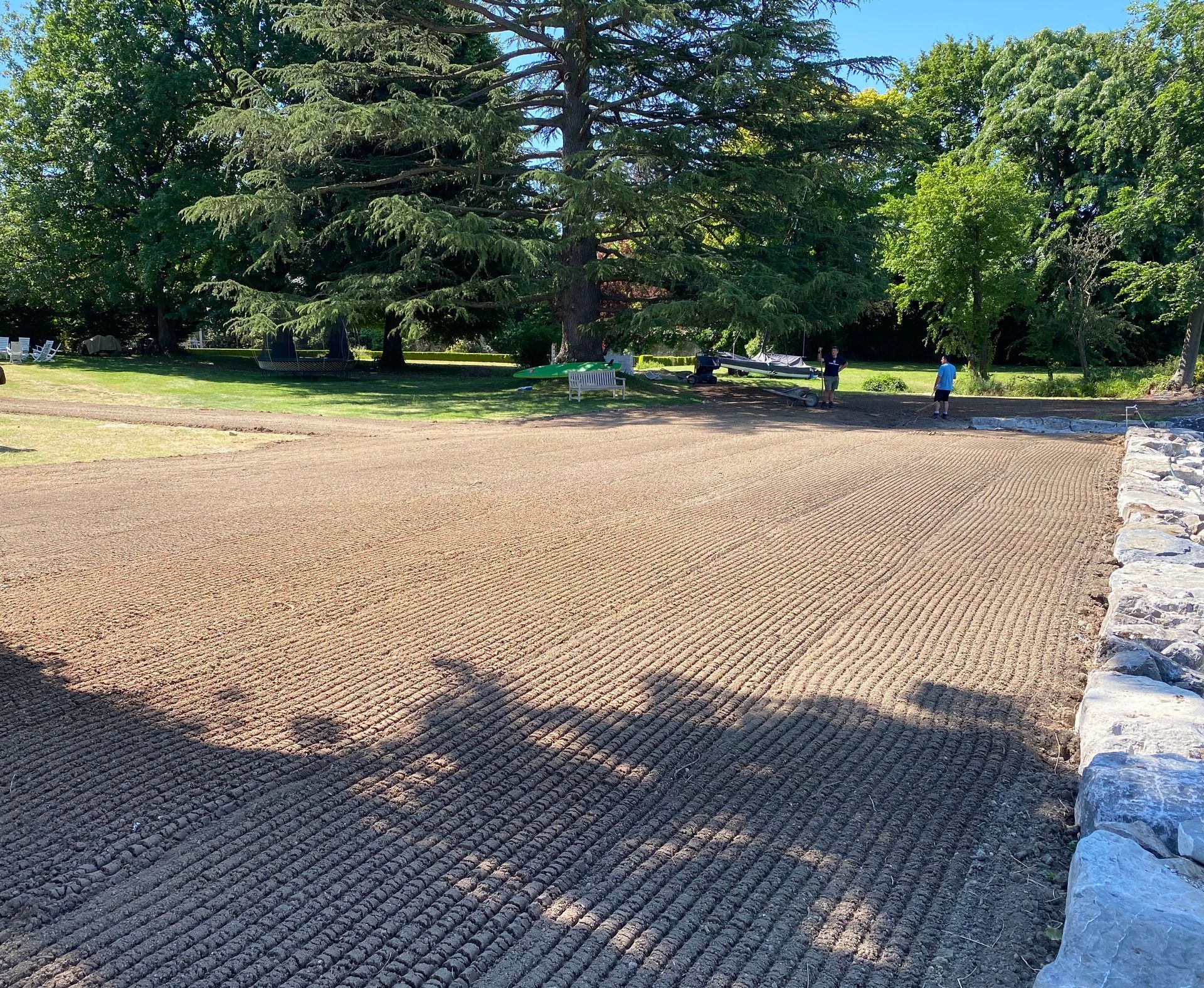 un champ de terre avec des arbres en arrière-plan .