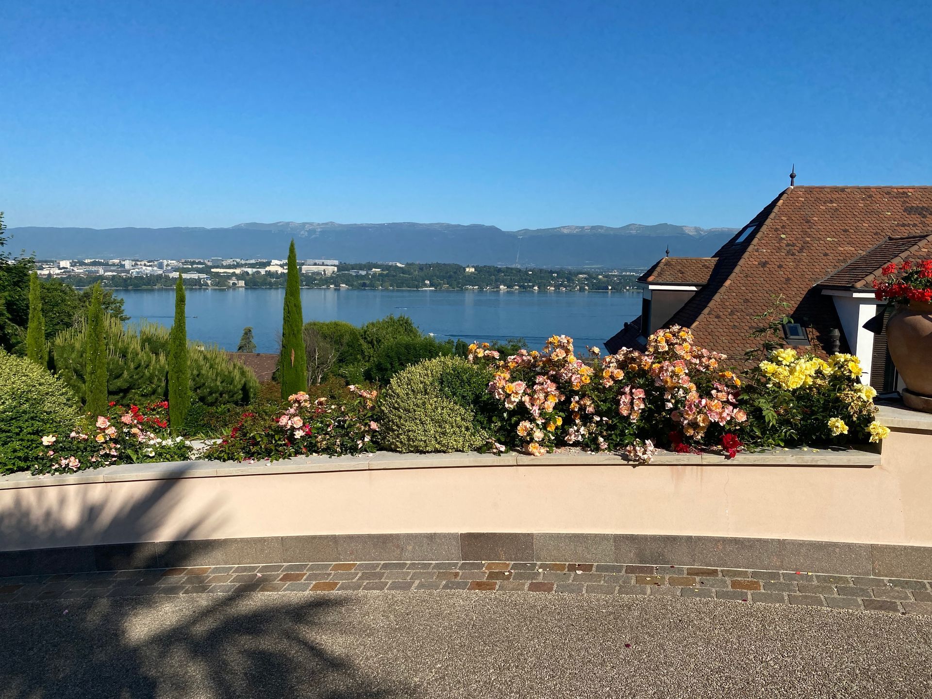 une maison avec une vue sur un lac et des montagnes .