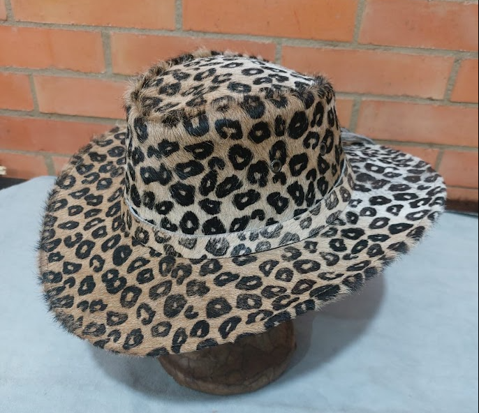 Sombrero de cuero en pelo estampado