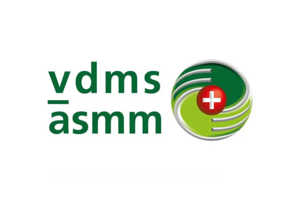 Logo VDMS ASMM verde e bianco con l'icona della croce svizzera.