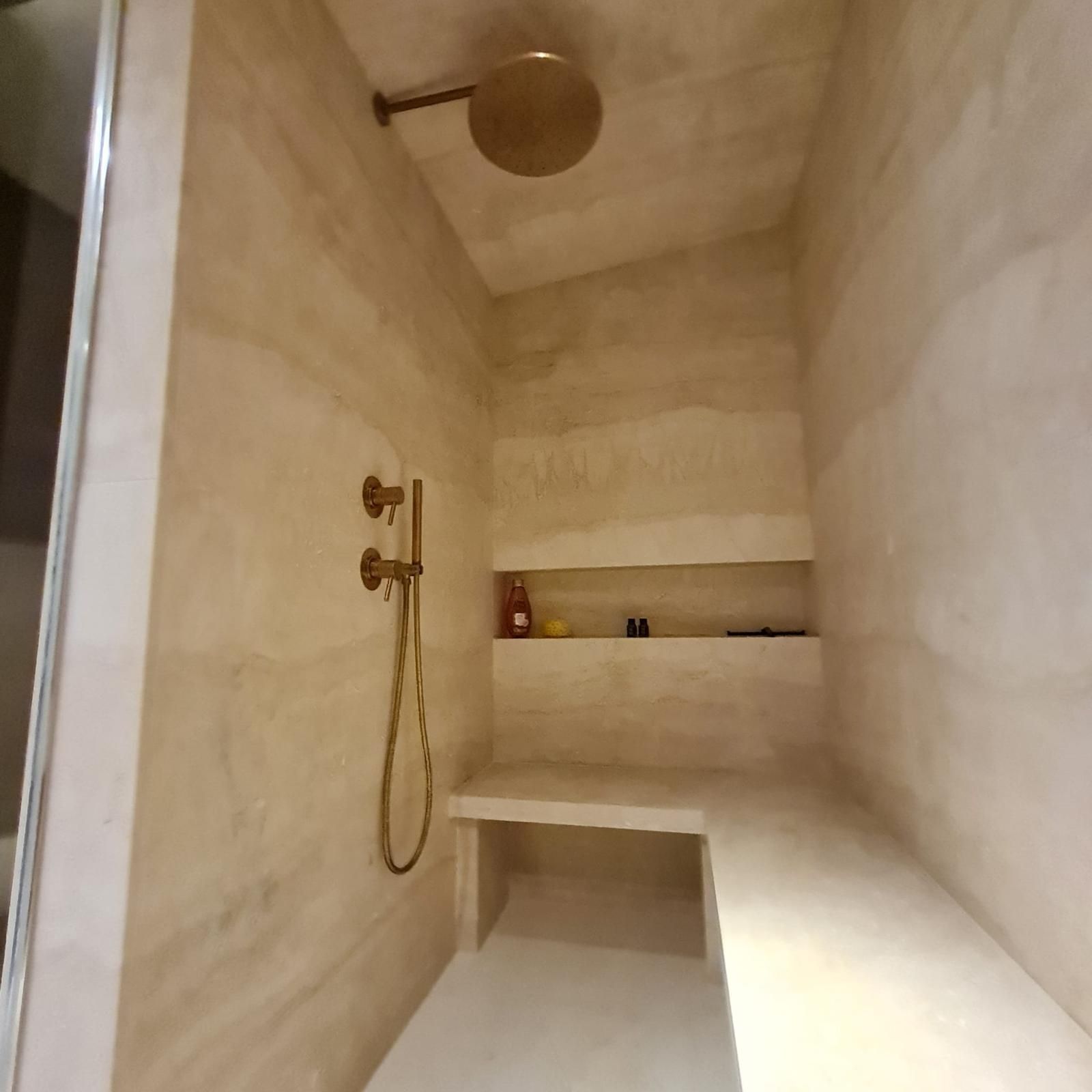 Interno box doccia in marmo
