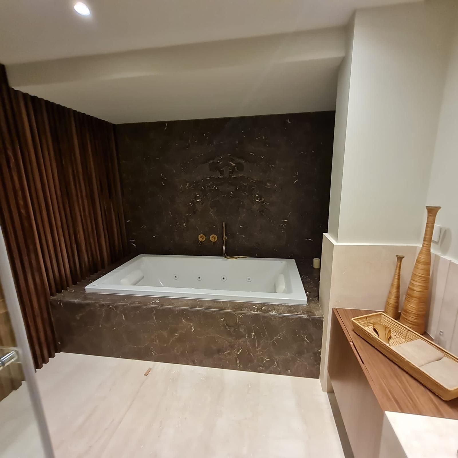 Rivestimenti in marmo a Rimini per il bagno