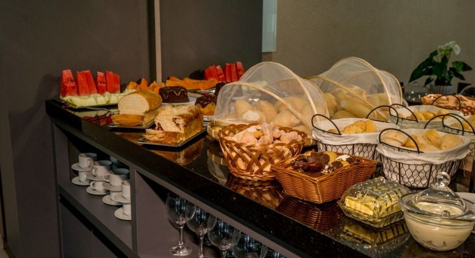 Há muitos tipos diferentes de comida na mesa. MD Recanto Hotel