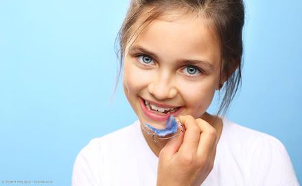 Wir geben Ihrem Kind Tipps für die Tragedauer, Handhabung und Pflege der losen Zahnspange.
