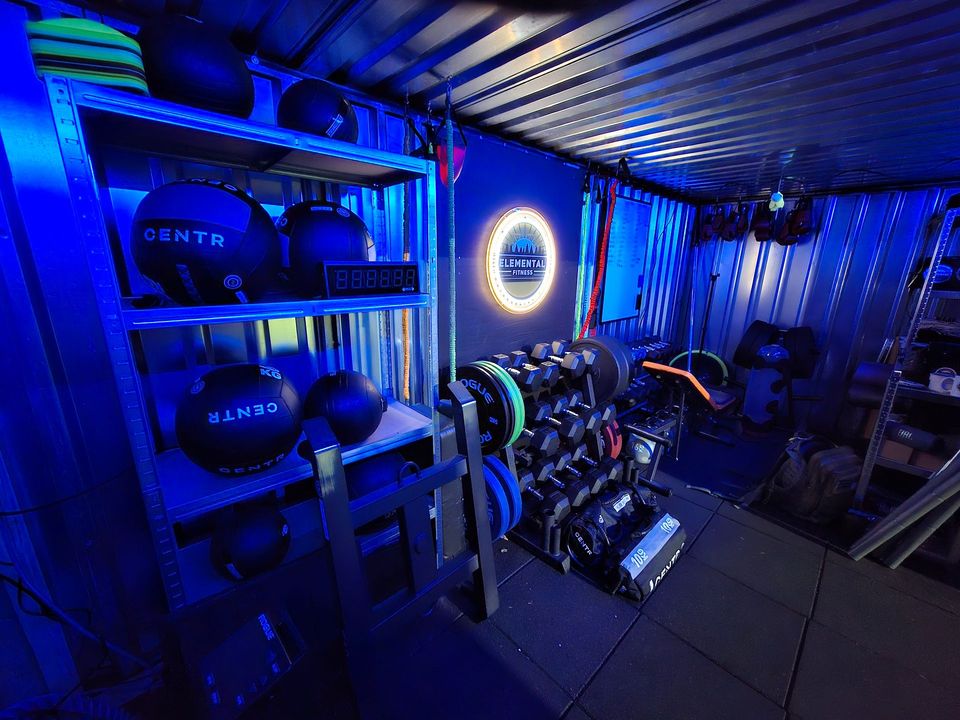 De box van Elemental Fitness met fitnessmateriaal op sportpark Overbos in Warmond.