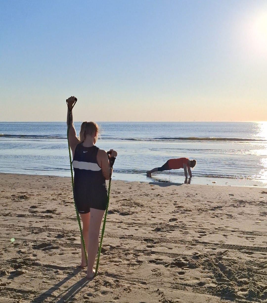 Een duo personal training op het strand van Noordwijk met Elemental Fitness