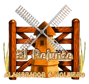 Puerta de madera con rueda de carreta;