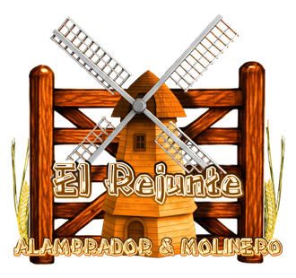 Puerta de madera con rueda de carreta;
