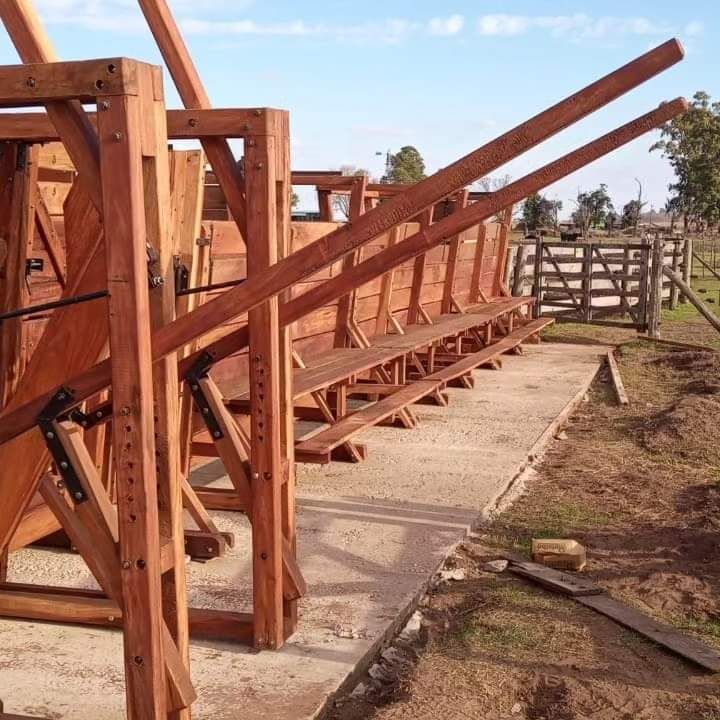 Nave de madera para ganado en entorno rural, para el manejo del ganado.