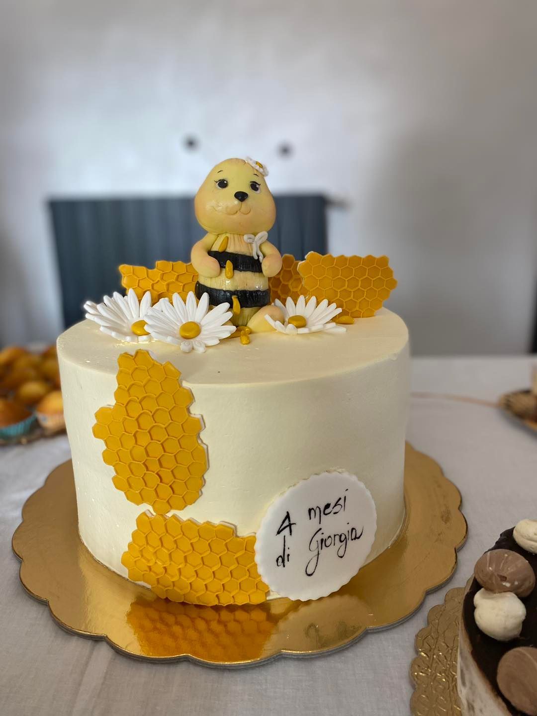 una torta con sopra un' ape e dei favi