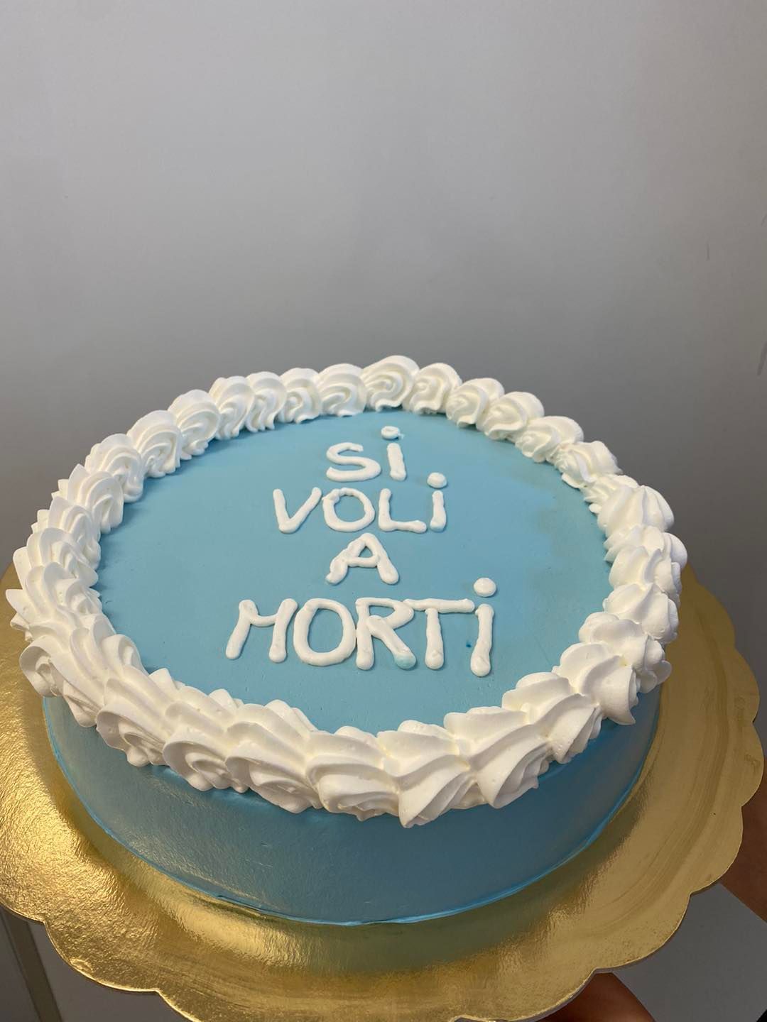 una torta blu con glassa bianca