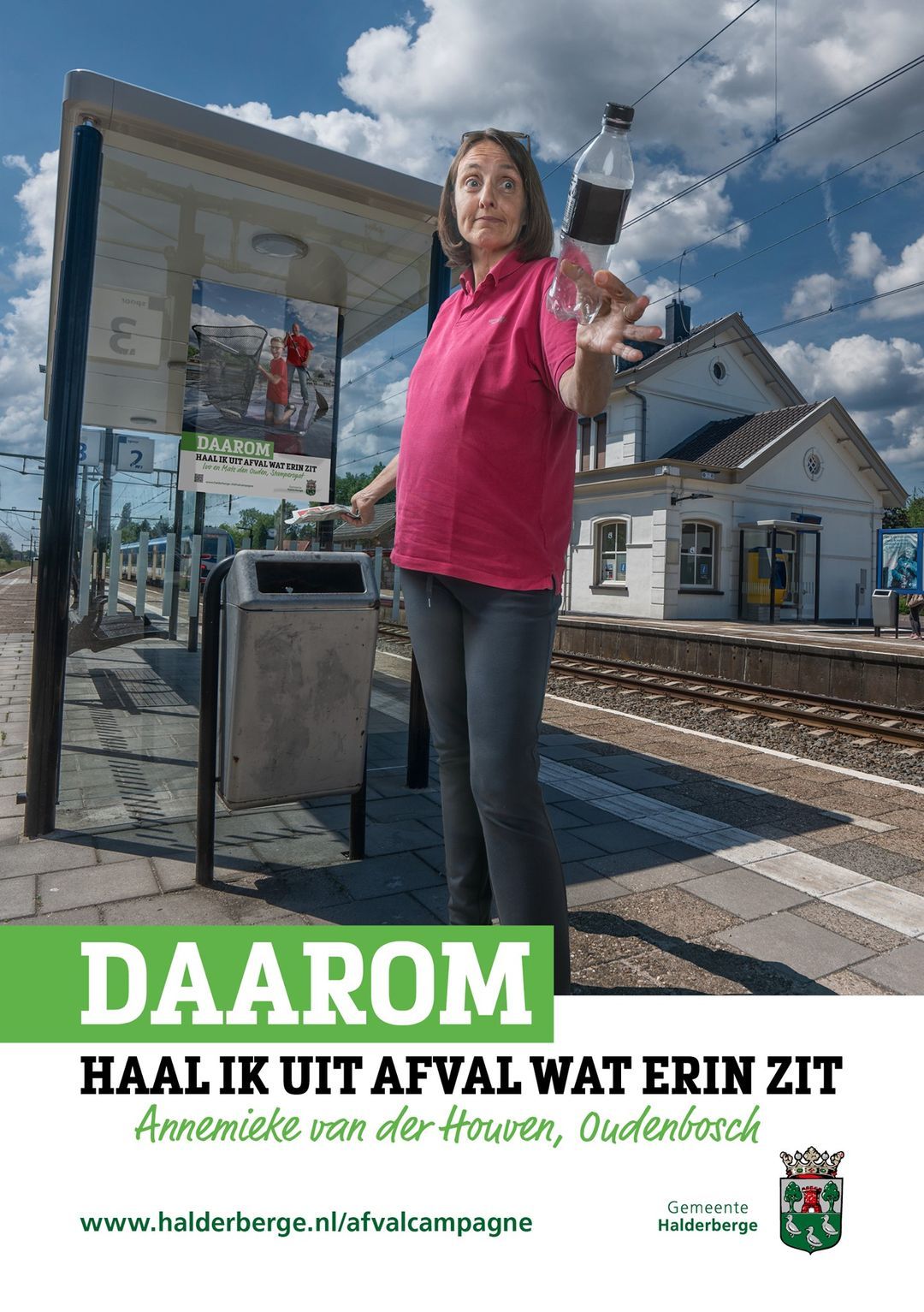 Een vrouw staat bij een bushalte met een fles frisdrank in haar handen.