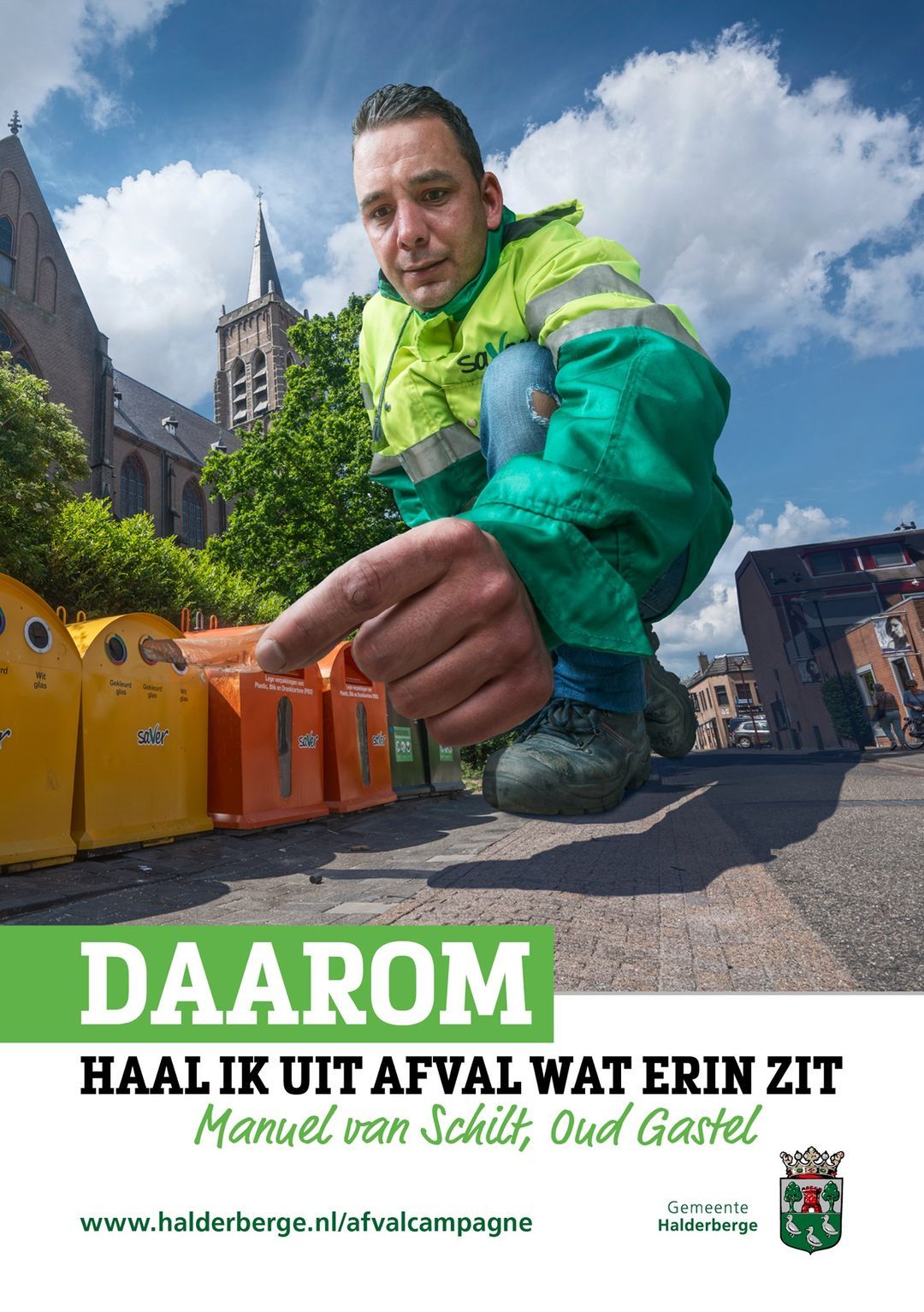 Een man knielt naast een aantal vuilnisbakken.