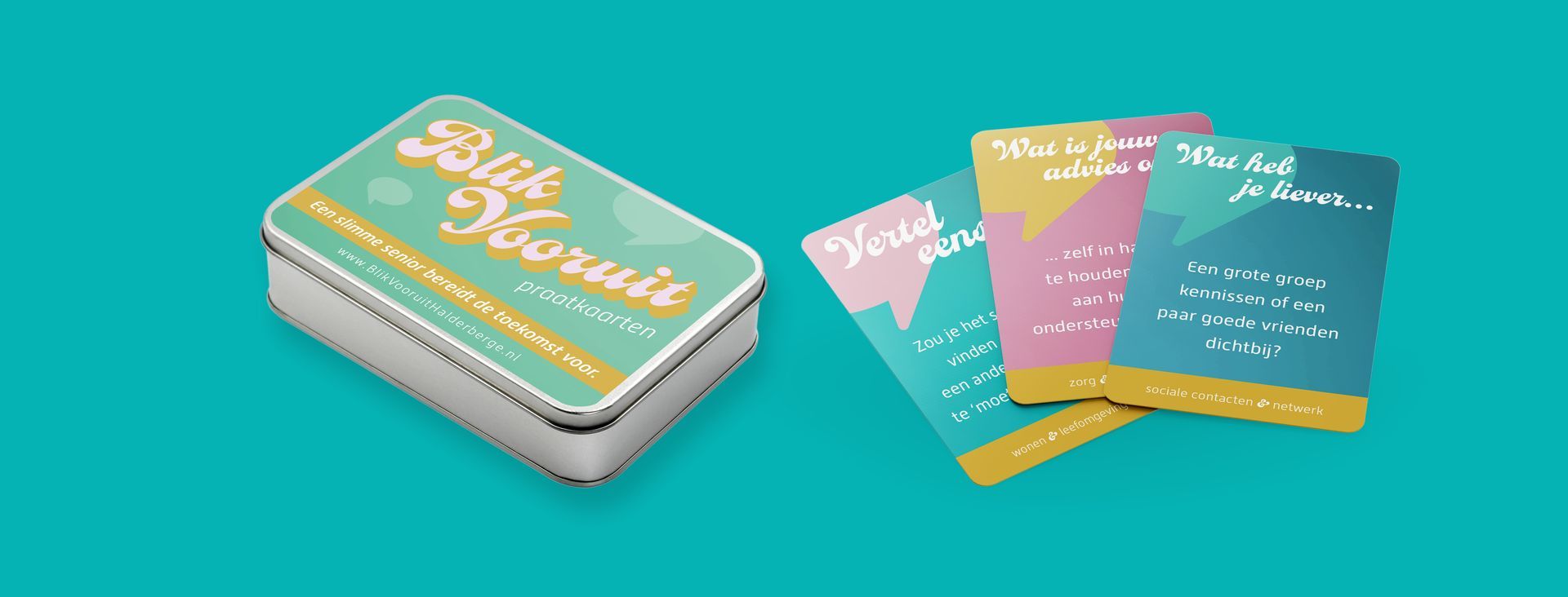 Een stapel papieren naast een kaartje met daarop 'a'