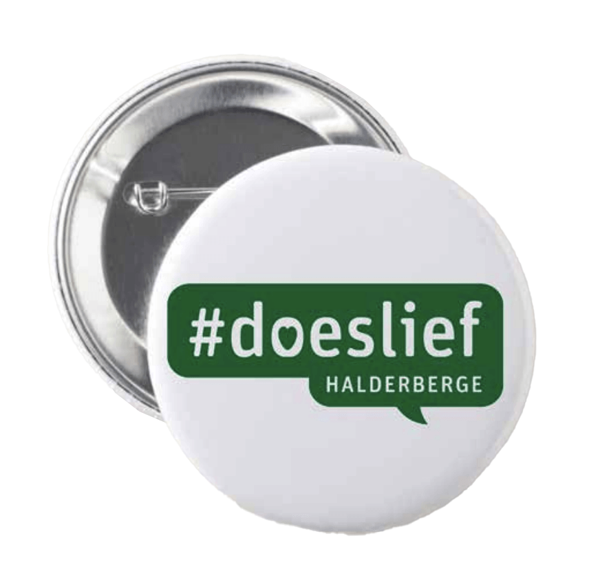 Een witte ronde speld met een donkergroene tekstballon met de tekst 