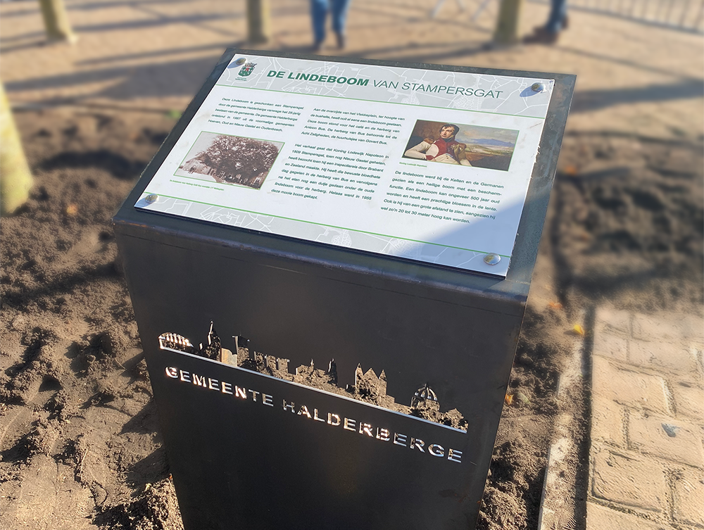 Een zwart podium met daarop een bord