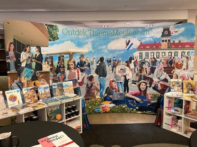 Een geschenkverpakking met het logo van 