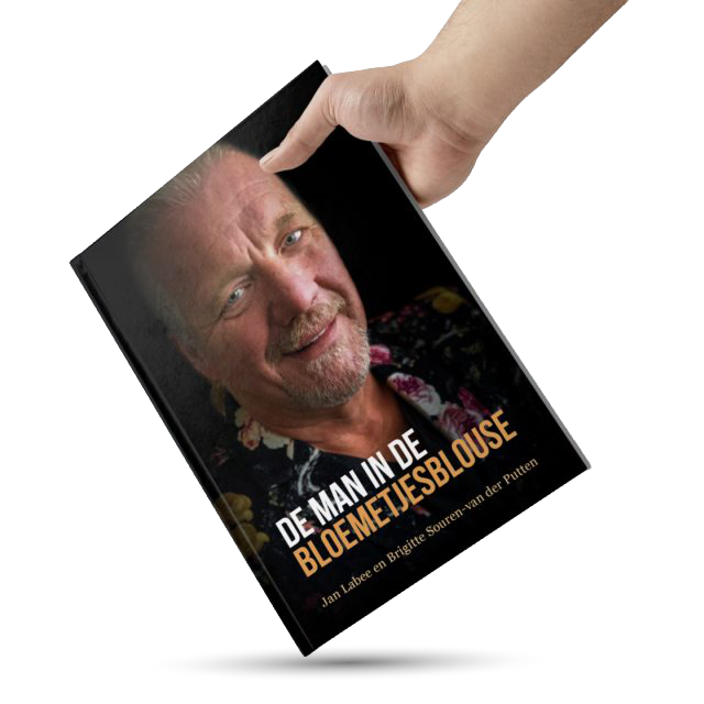 Een hand houdt een boek omhoog met de titel 