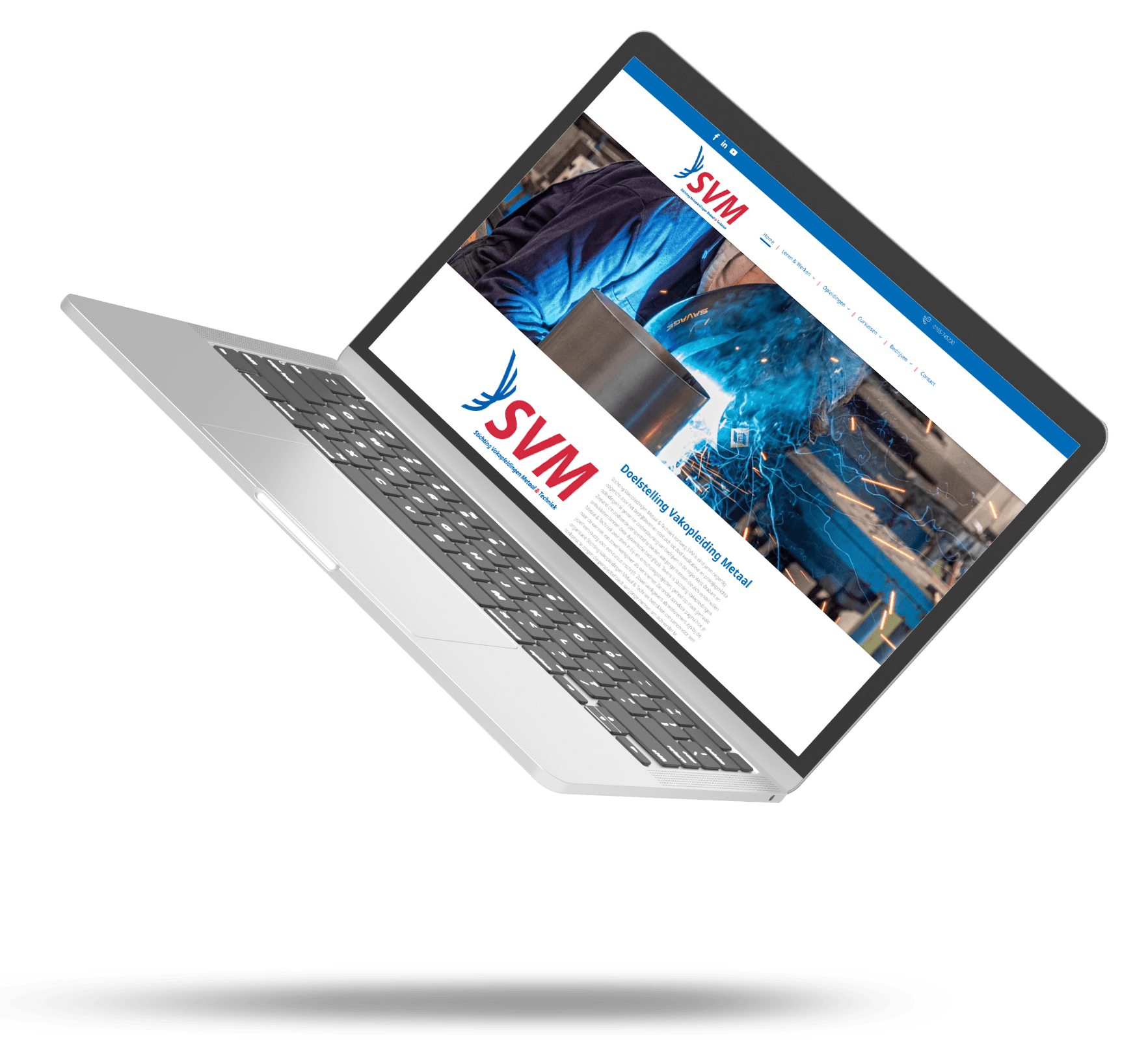 Een zilverkleurige laptop zweeft schuin in de lucht en toont de SVM-website op het scherm.