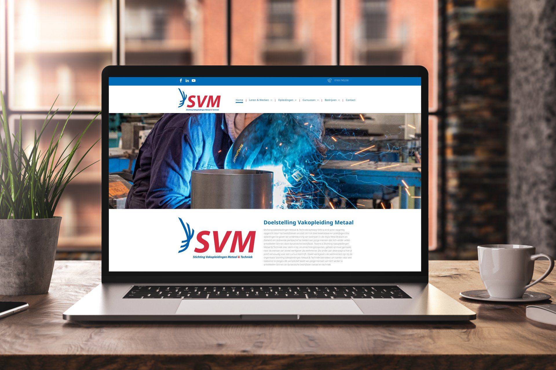 Een laptopcomputer staat open en heeft een website op een houten bureau.