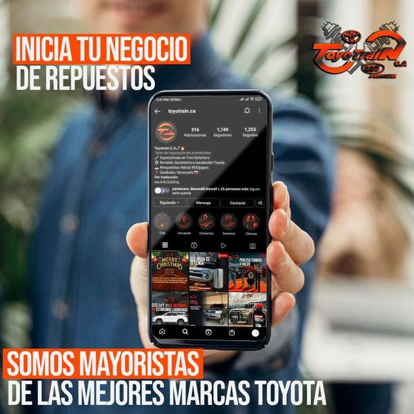 Una persona con un teléfono muestra la cuenta de Instagram de un mayorista de repuestos Toyota. Texto: