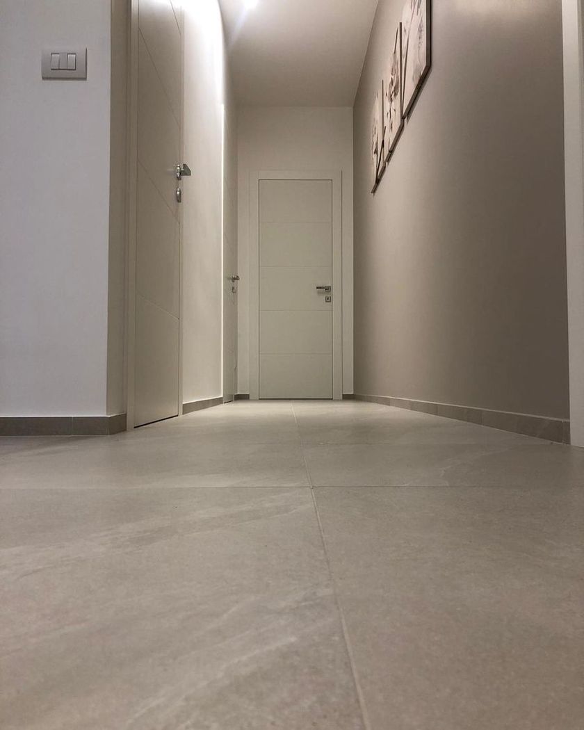 pavimento di casa con piastrelle in ceramica chiare