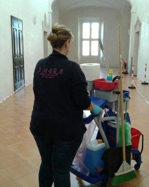 Operatrice Ditta Ambra al lavoro