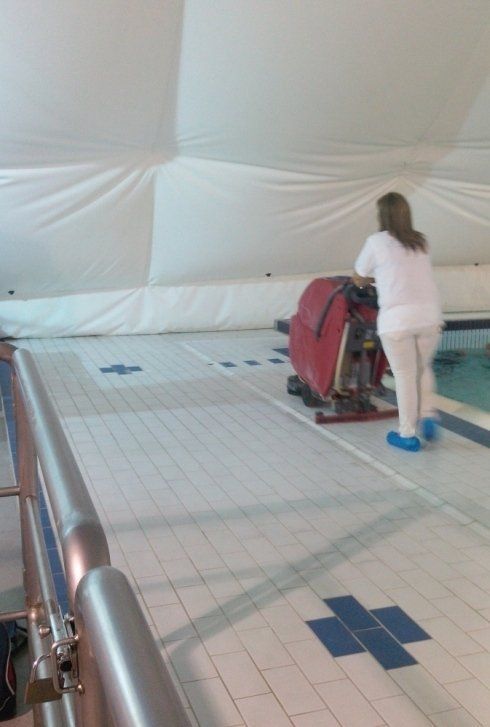 Pulizia bordo piscina
