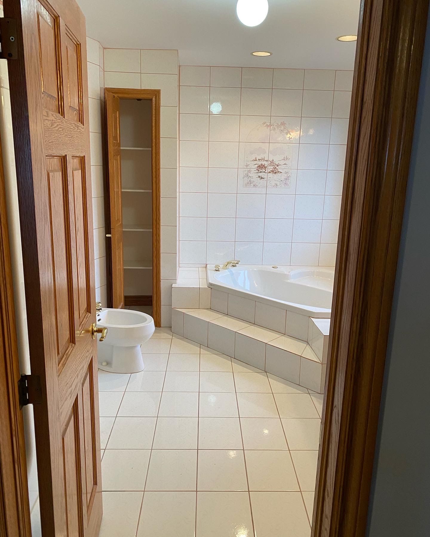 A bathroom with a toilet , sink and bathtub.