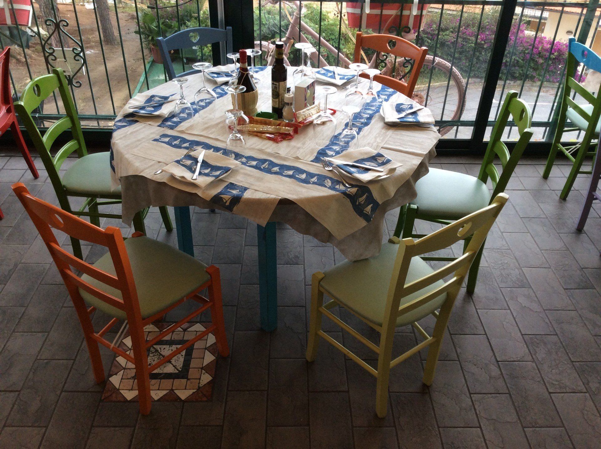 piatti sul tavolo con calici vuoti