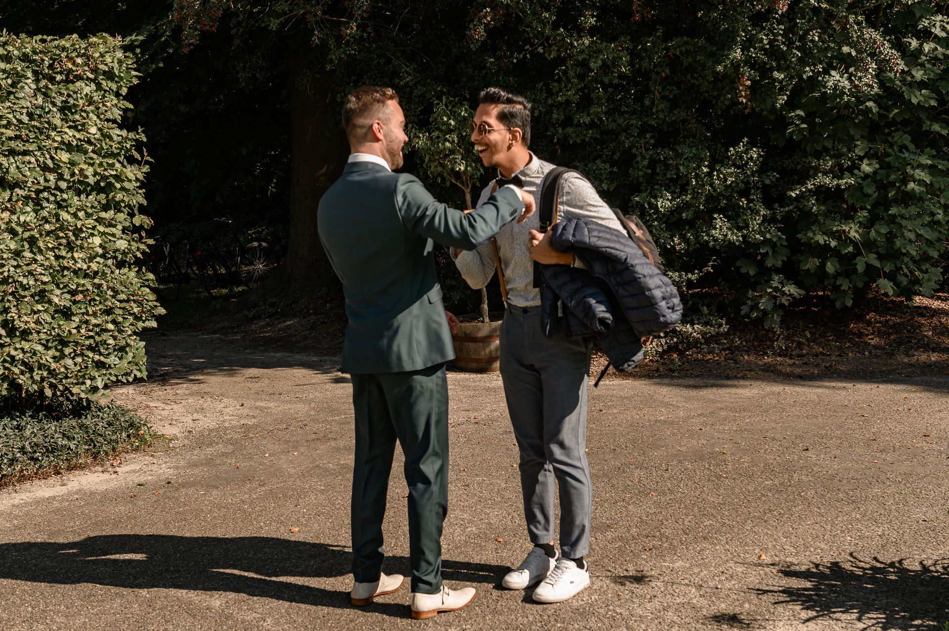 Bruidegom begroet vriend